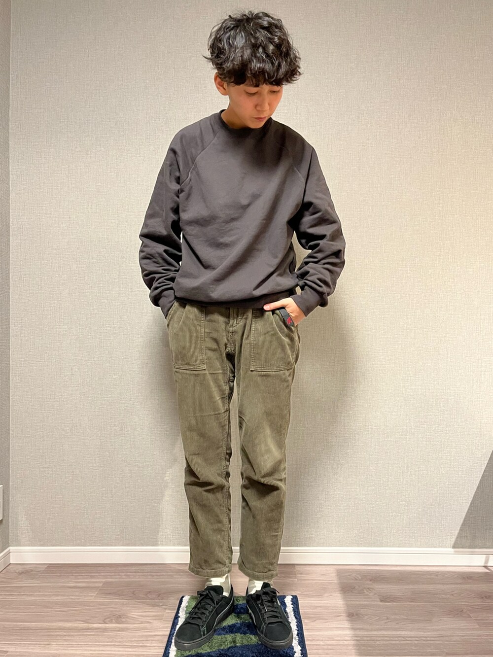 「秋冬コーデ、MA-1、スウェット、スウェットコーデ、コーデュロイ、コーデュロイパンツ、スニーカー、puma suede、PUMA、BEAMS、healthknit、GRAMICCI」｜「HealthknitのHealthknit（ヘルスニット）クラシックスウェットトレーナー（裏起毛）（スウェット、ブラック系）」を使った、noriさん（メンズ・172cm）の冬コーディネートの2枚目の写真