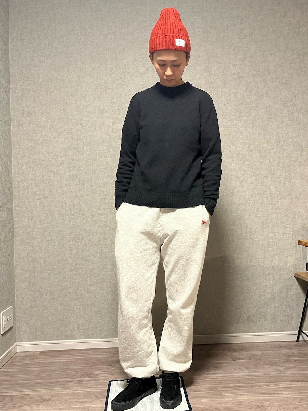 「休日コーデ、休日スタイル、ニット帽、ニット、スウェット、スウエットパンツ、モカシン、patagonia、Patagoniaレトロx、パタゴニアレトロX、レトロX、healthknit、orcival、オレンジ」｜「ORCIVALの【ORCIVAL】ウールウォッチキャップ（ニットキャップ/ビーニー、レッド系）」を使った、noriさん（メンズ・172cm）の冬コーディネートの2枚目の写真