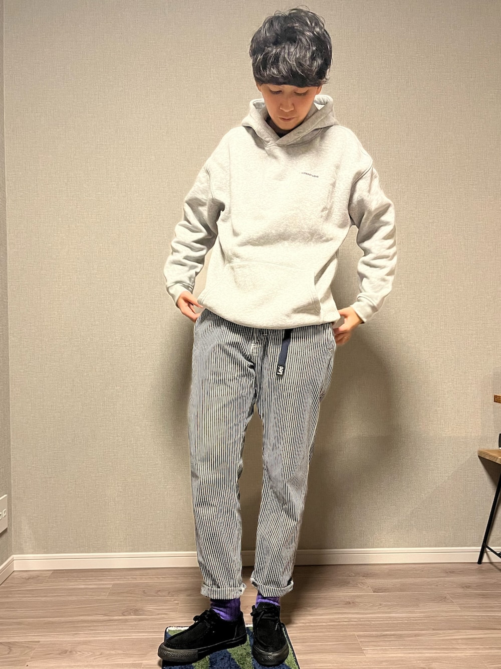 「リラックススタイル、キルティング、キルティングジャケット、パーカー、パーカーコーデ、パーカー グレー、ヒッコリー、ストライプ、GRAMICCI、モカシン、UNIQLO」｜「UNIQLOのアイテム（ブルゾン、ブラック系）」を使った、noriさん（メンズ・172cm）の冬コーディネートの2枚目の写真