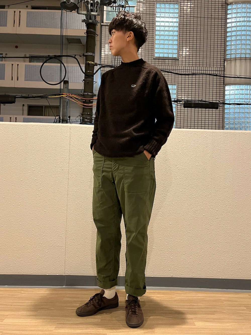 「大人カジュアル、きれいめカジュアル、キルティング、キルティングジャケット、ニット、冬コーデ、冬アウター着回しチャレンジ、ブラウン、カーゴパンツ、カジュアルコーデ、UNIQLO、Scye、adidas、RoToTo」｜「UNIQLOのアイテム（カーゴパンツ、グリーン系）」を使った、noriさん（メンズ・172cm）の秋コーディネートの2枚目の写真