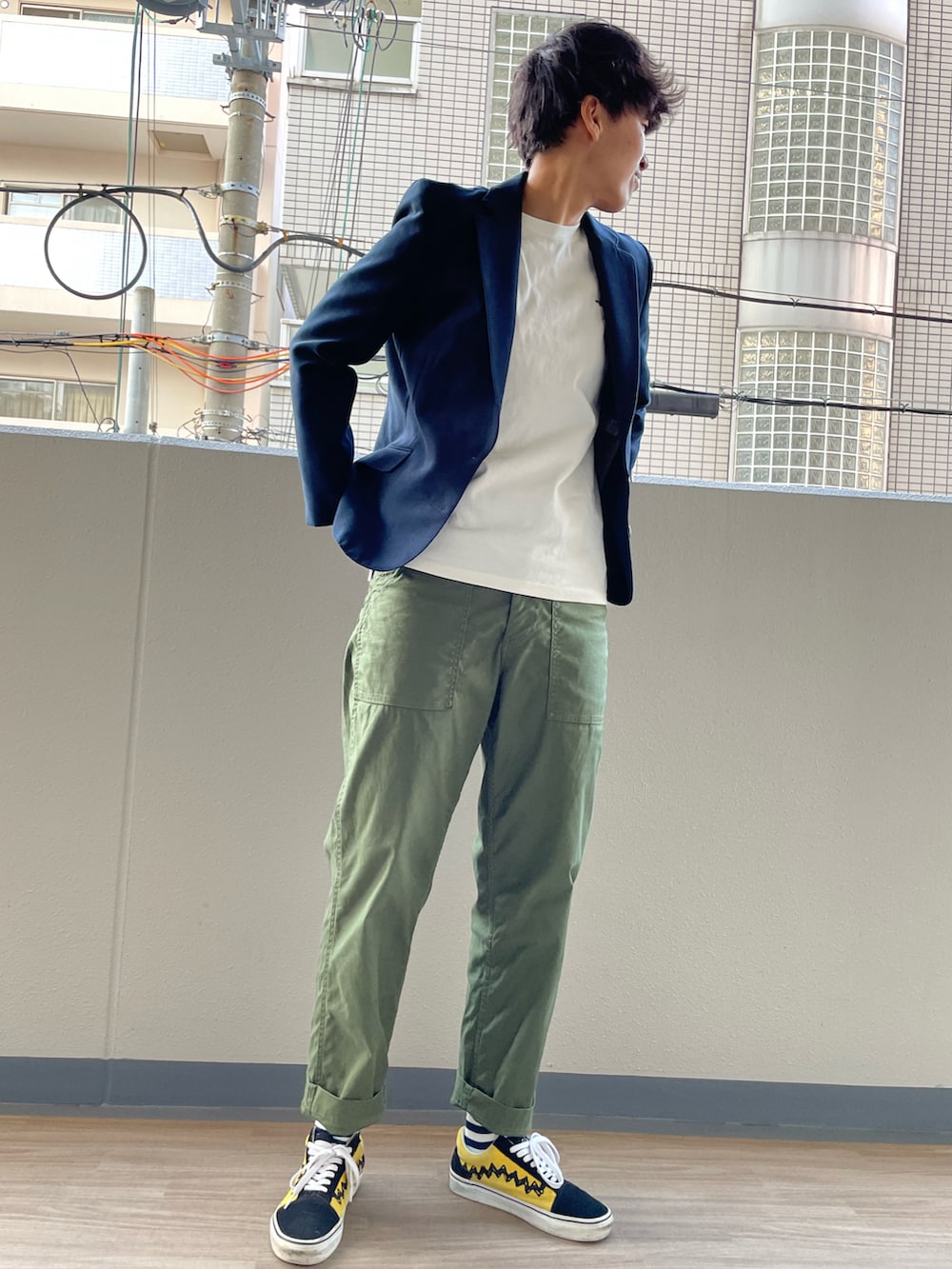 グリーン系のカーゴパンツ、イエロー系のスニーカー、ブルー系のテーラードジャケットを着用したメンズの秋コーディネートの2枚目の写真