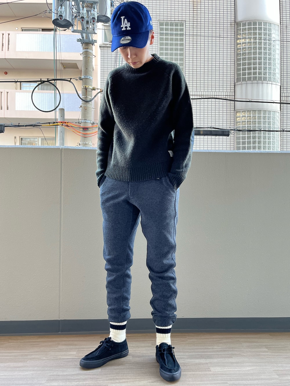 「秋冬コーデ、冬アウター着回しチャレンジ、キルティング、キルティングジャケット、スウェットパンツ、モカシン、converse skateboarding、HELLY HANSEN、UNIQLO、shinzone、RoToTo、キャップ」｜「UNIQLOのアイテム（ブルゾン、ブラック系）」を使った、noriさん（メンズ・172cm）の秋コーディネートの2枚目の写真