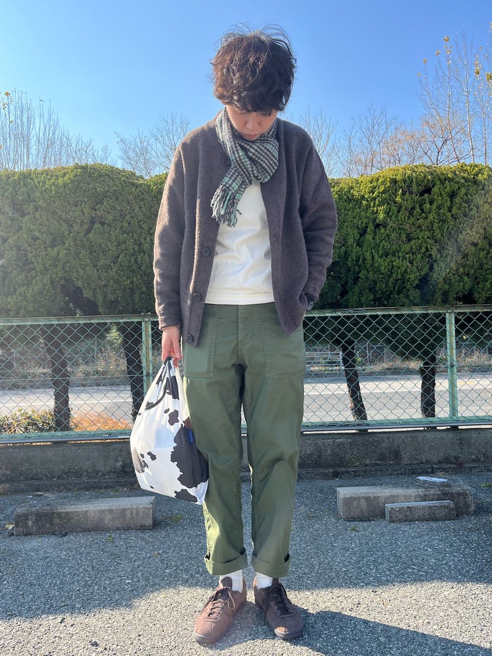 「あけましておめでとうございます！、新年一発目、冬のコーデ、キルティングジャケット、キルティング、ニット、カーゴパンツ、トートバッグ、エコバッグ、ブラウン、スニーカー、カーディガン、プチプラコーデ、UNIQLO、マフラー」｜「UNIQLOのアイテム（ブルゾン、ブラック系）」を使った、noriさん（メンズ・172cm）の冬コーディネートの2枚目の写真