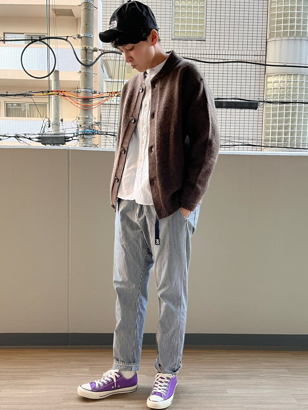 ブラック系のブルゾン、ブラウン系のカーディガン/ボレロ、ホワイト系のTシャツ/カットソーを着用したメンズの冬コーディネートの2枚目の写真