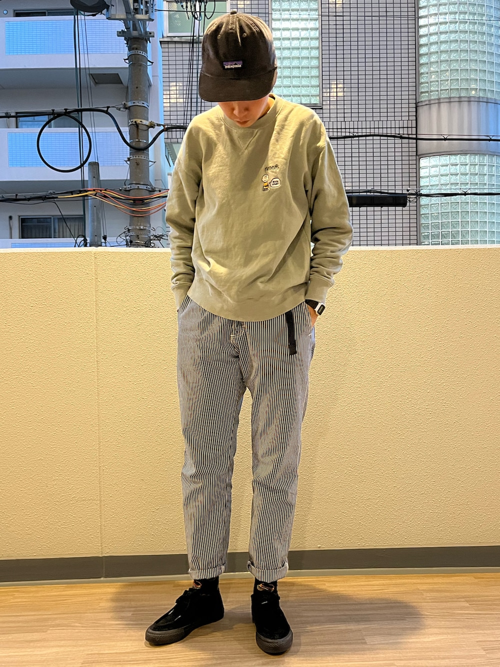 「冬アウター着回しチャレンジ、カジュアルコーデ、パタゴニアレトロX、patagonia、Patagoniaレトロx、レトロX、スウェット、PEANUTS、グラミチ、ストライプパンツ、モカシン、converse、happy socks、clarks、キャップ」｜「patagoniaのpatagonia [パタゴニア] メンズ クラシック レトロX ジャケット（その他アウター、ブラック系）」を使った、noriさん（メンズ・172cm）の秋コーディネートの2枚目の写真