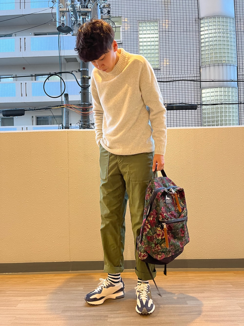 ブラック系のブルゾン、グリーン系のカーゴパンツ、その他のバックパック/リュックを着用したメンズの秋コーディネートの2枚目の写真