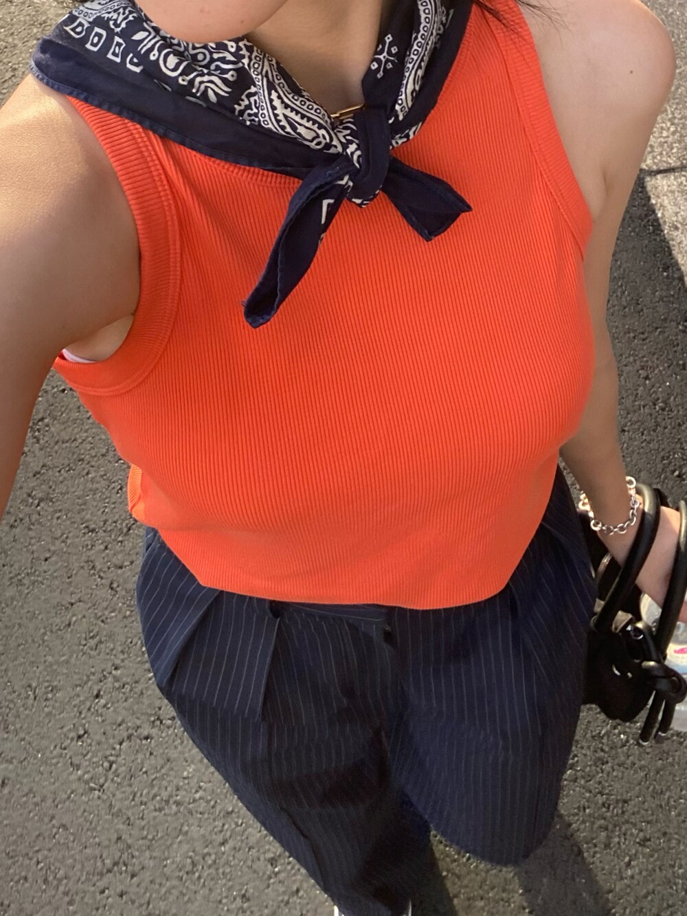 ブラック系のショルダーバッグ、その他のスニーカー、ブラウン系のメガネを着用したレディースの春コーディネートの3枚目の写真