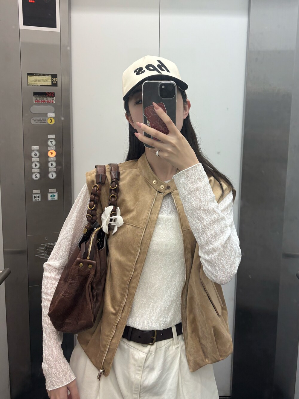 ベージュ系のシューズ、ホワイト系のトップスを着用したレディースの春コーディネートの3枚目の写真