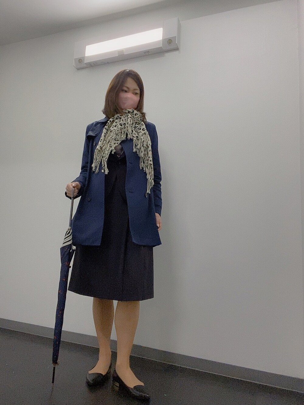 「フォーマル、しごとスタイル」｜「THE SUIT COMPANYのアイテム（スーツセット、ブラウン系）」を使った、玲央さん（レディース・160cm）の春コーディネートの2枚目の写真