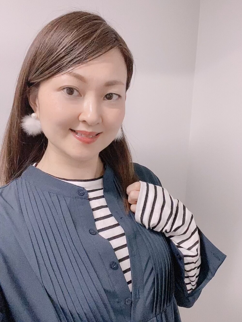 ブルー系のワンピース、ホワイト系のTシャツ/カットソー、ホワイト系のブーツを着用したレディースの冬コーディネートの5枚目の写真