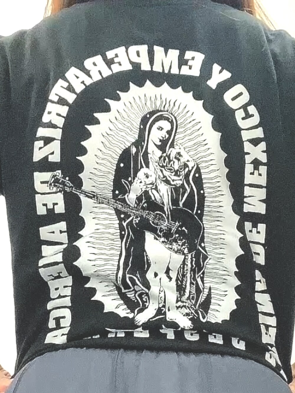 ブラック系のTシャツ/カットソー、グレー系のスカート、ブラック系のその他シューズを着用したレディースの秋コーディネートの4枚目の写真