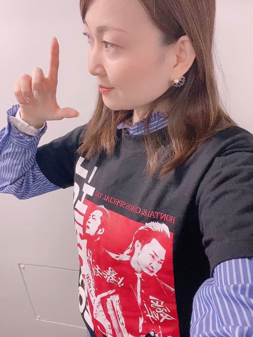 ブラック系のTシャツ/カットソー、ブルー系のシャツ/ブラウス、ブラック系のスカートを着用したレディースの冬コーディネートの5枚目の写真