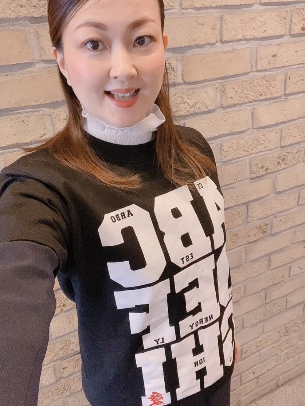 ブルー系のスーツセット、ブラック系のブーツ、ブラック系のTシャツ/カットソーを着用したレディースの冬コーディネートの4枚目の写真