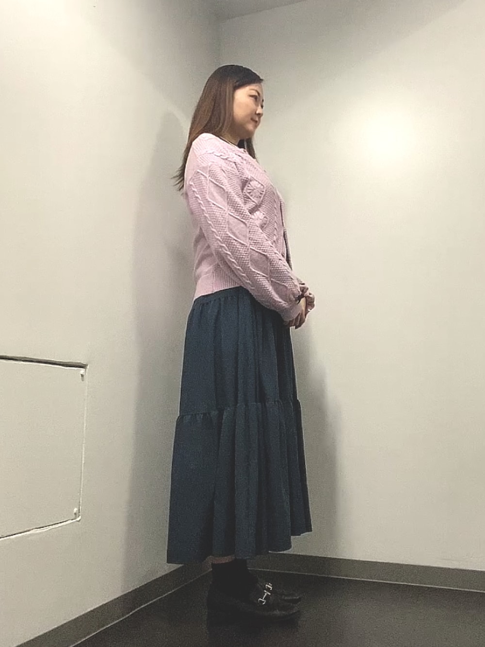 ピンク系のカーディガン/ボレロ、ブルー系のワンピース、ブラック系のローファーを着用したレディースの春コーディネートの3枚目の写真