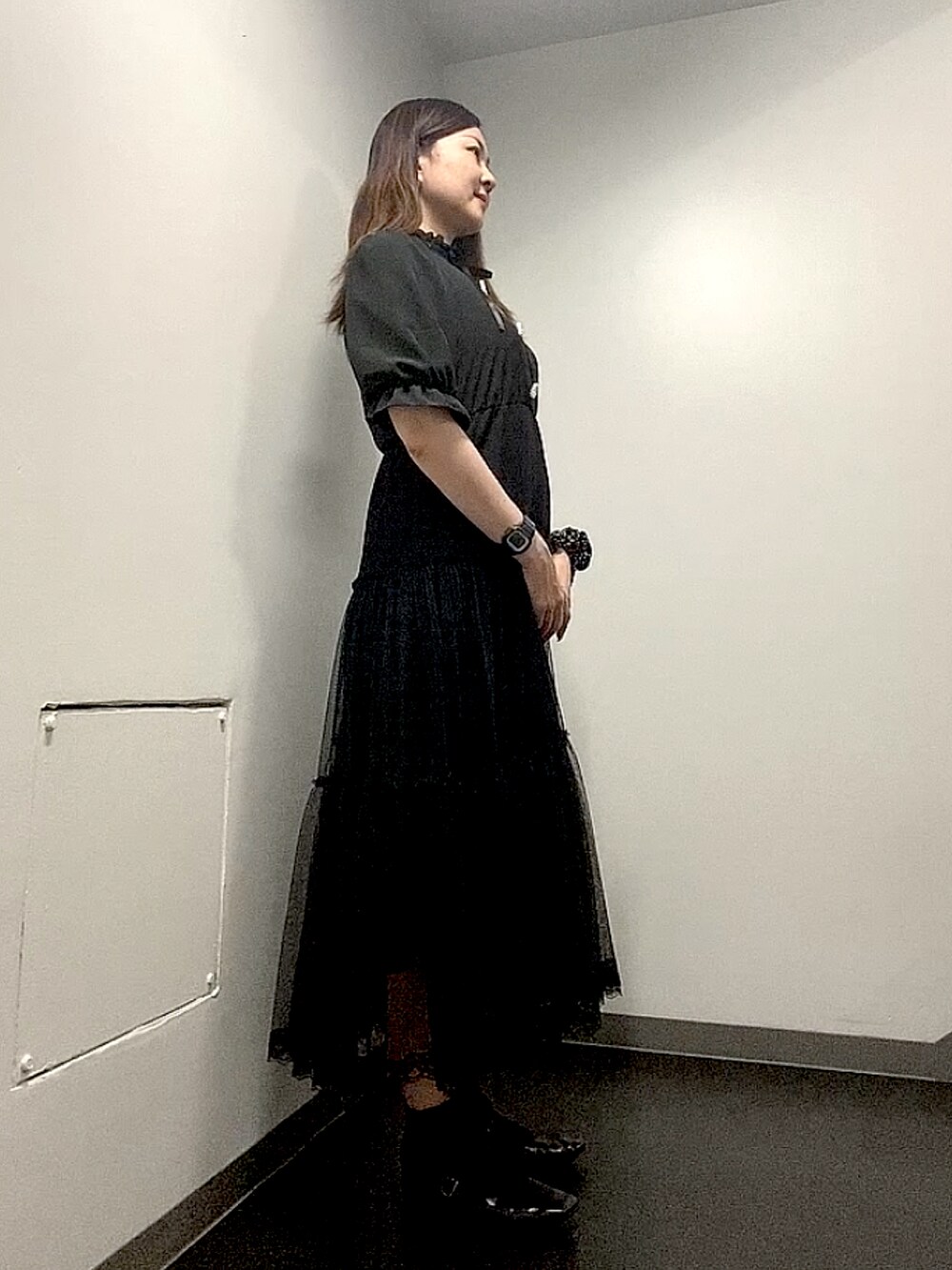 ブラック系のワンピース、ブラック系のその他シューズ、ブラック系のシュシュを着用したレディースの夏コーディネートの2枚目の写真