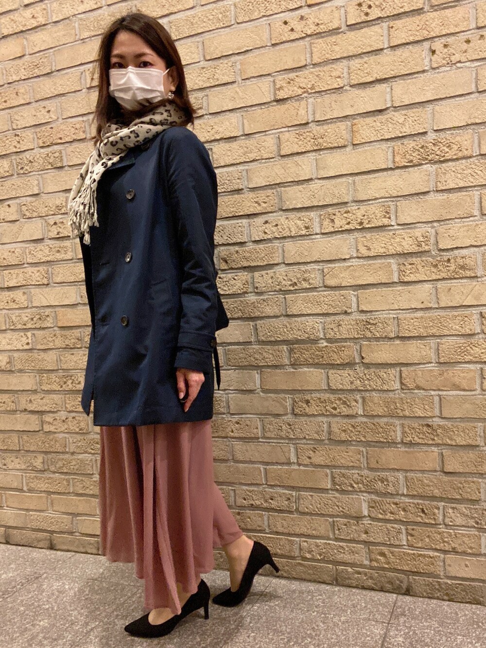 ピンク系のワンピース、ブラック系のパンプス、シルバー系のネックレスを着用したレディースの春コーディネートの3枚目の写真