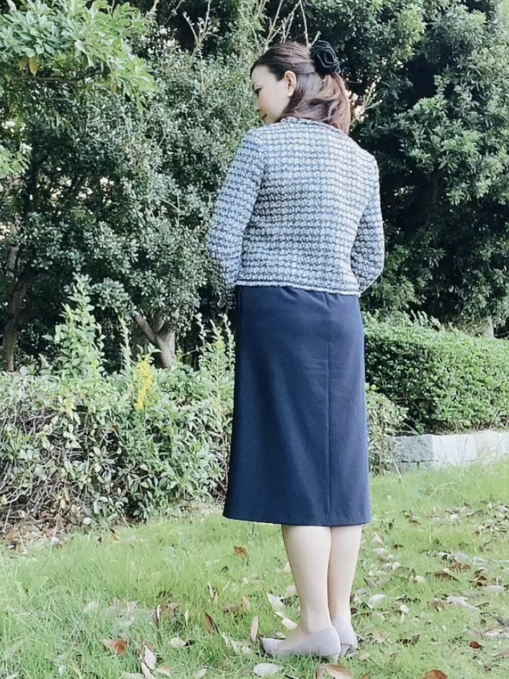 ブルー系のスーツセット、ベージュ系のパンプス、ホワイト系のネックレスを着用したレディースの秋コーディネートの3枚目の写真