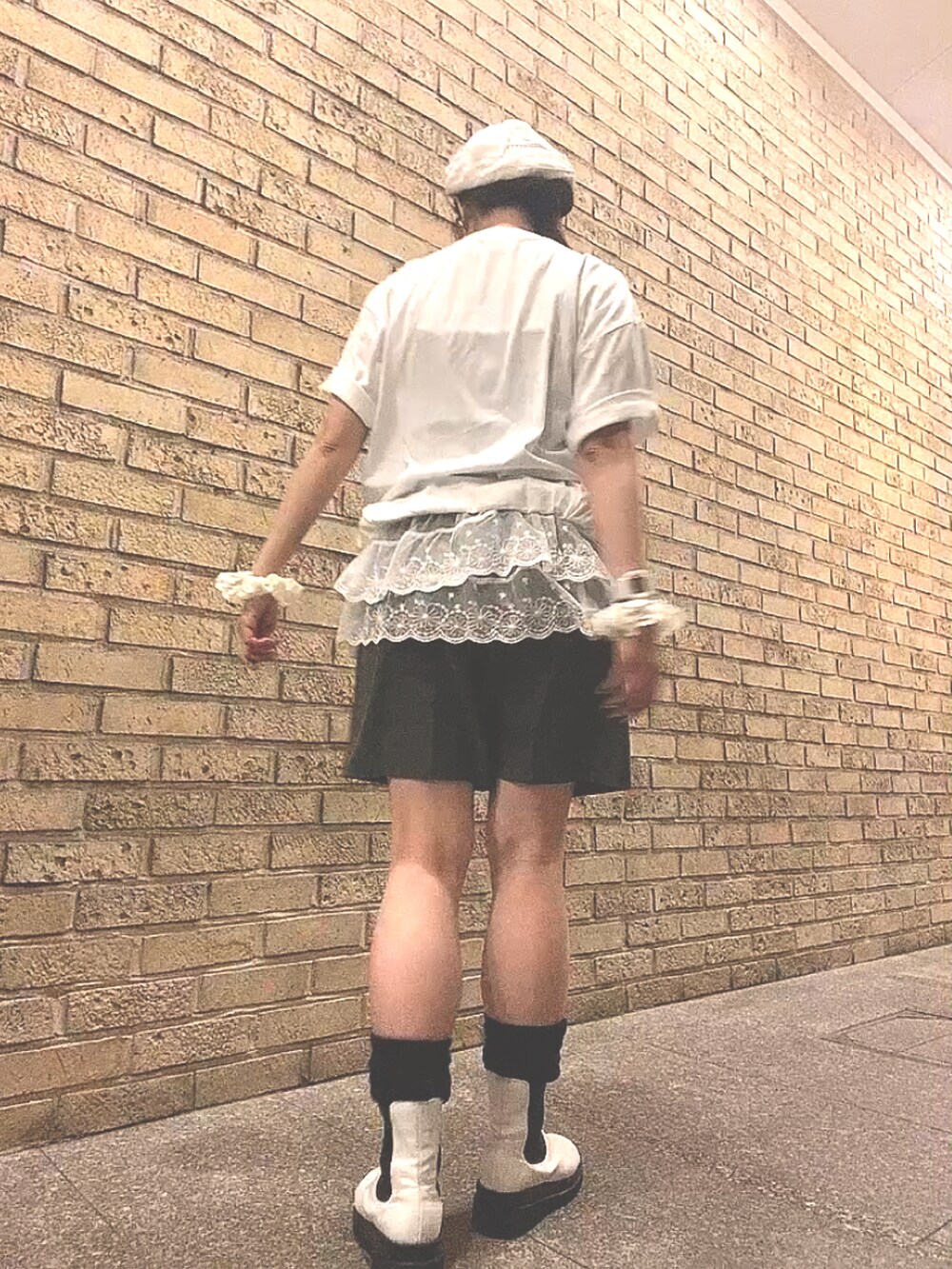 ホワイト系のレインシューズ、ホワイト系のTシャツ/カットソー、その他のキャミソールを着用したレディースの秋コーディネートの4枚目の写真