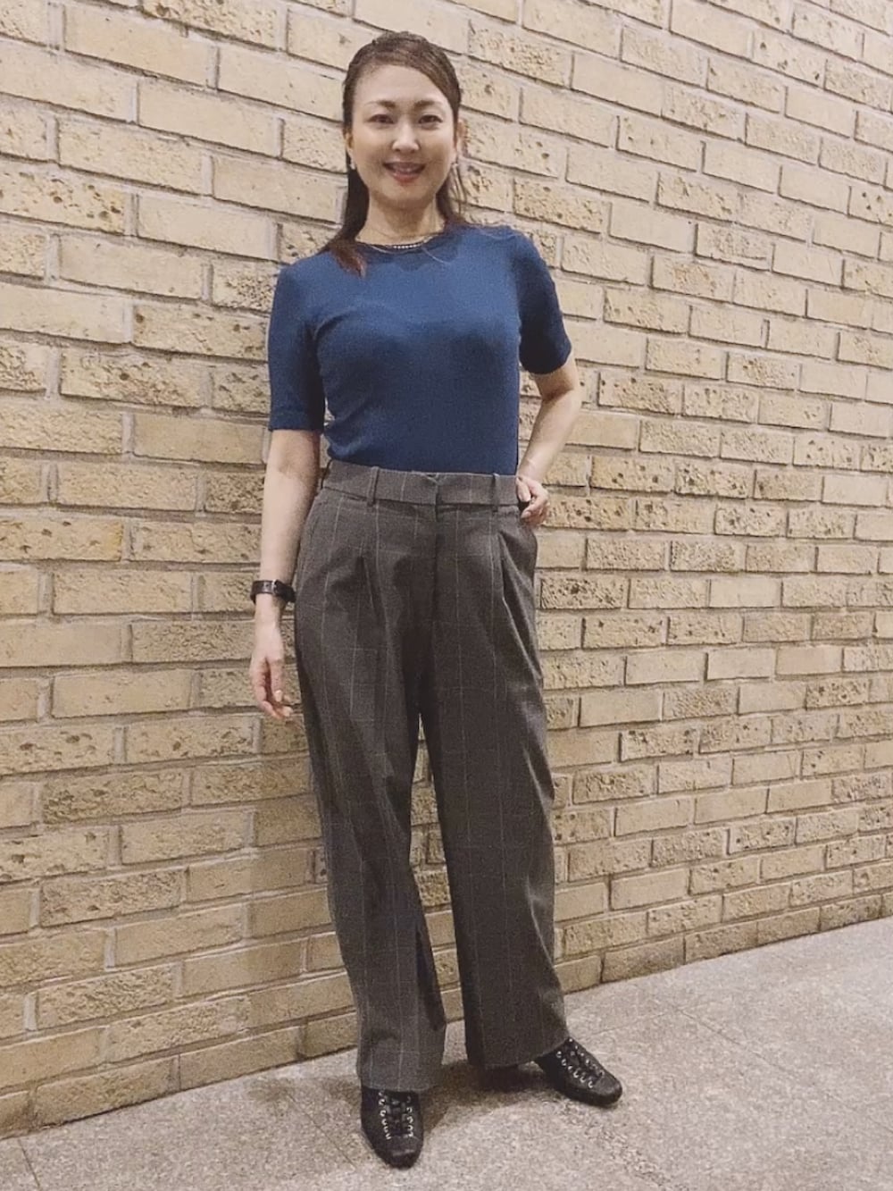 「こすぱっしょん、タッグワイドパンツ、UNIQLO、神パンツ、こすぱっしょんゆりえ」｜「UNIQLOのSサイズ ピタッとしすぎて窮屈で断捨離（Tシャツ/カットソー、ブルー系）」を使った、玲央さん（レディース・160cm）の秋コーディネートの2枚目の写真