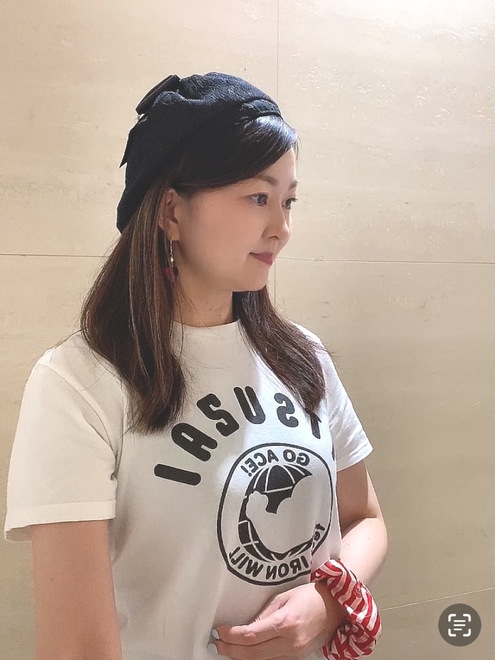 ブラック系のスカート、ブラック系のサンダル、ホワイト系のTシャツ/カットソーを着用したレディースの夏コーディネートの5枚目の写真