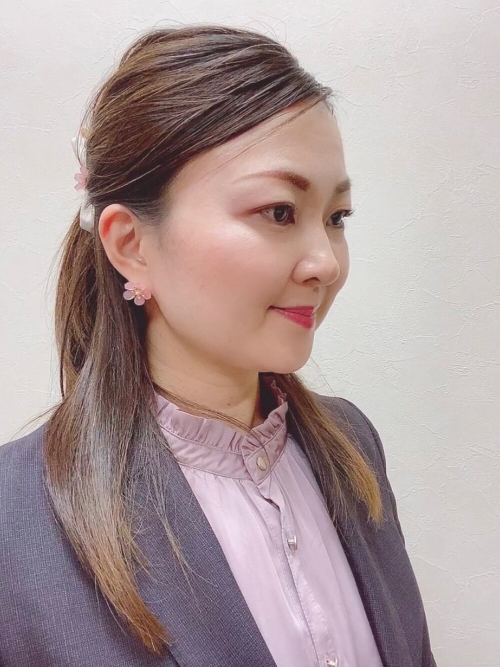 ブラウン系のスーツセット、ピンク系のシャツ/ブラウス、ベージュ系のパンプスを着用したレディースの春コーディネートの3枚目の写真