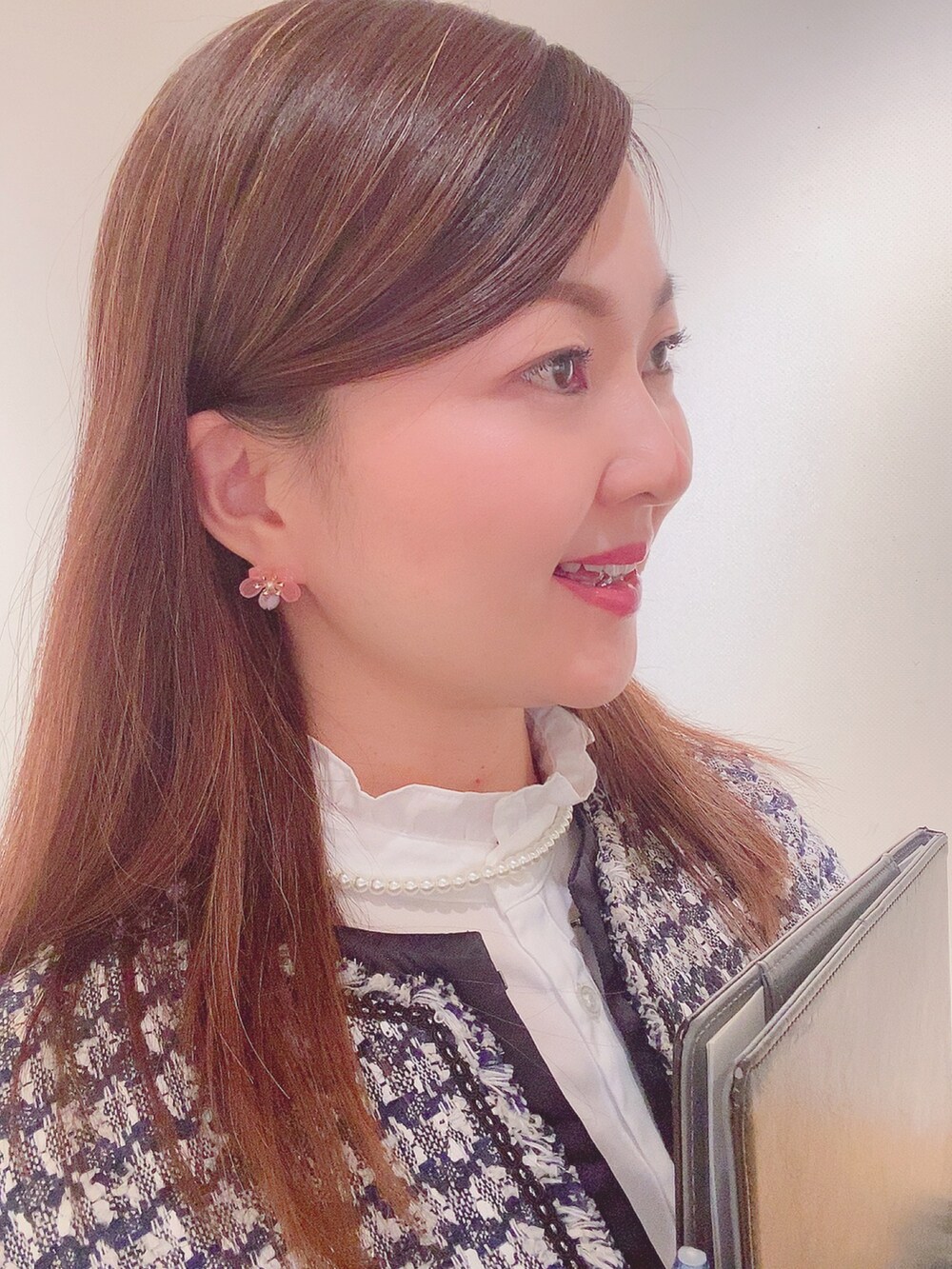 ブルー系のスーツセット、ホワイト系のシャツ/ブラウス、ブラック系のスカートを着用したレディースの春コーディネートの4枚目の写真