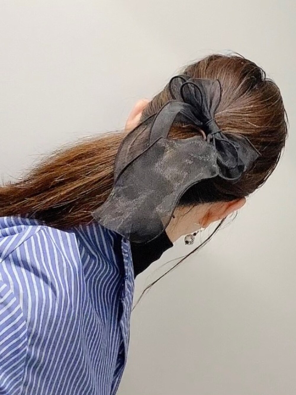 ブラック系のスカート、ホワイト系のブーツ、ブルー系のシャツ/ブラウスを着用したレディースの冬コーディネートの5枚目の写真