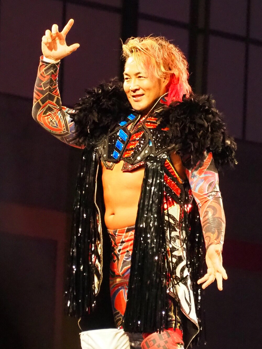 ホワイト系のTシャツ/カットソー、グレー系のショルダーバッグ、ブラック系のサンダルを着用したレディースの夏コーディネートの5枚目の写真