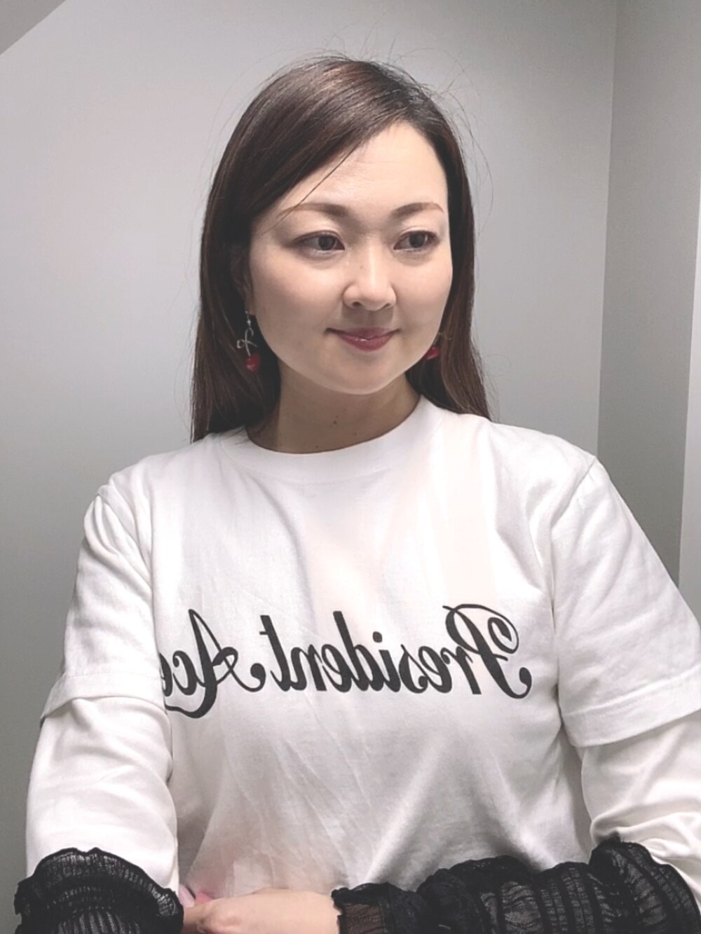 ホワイト系のTシャツ/カットソー、ブラック系のベスト、ブラック系のスカートを着用したレディースの春コーディネートの4枚目の写真