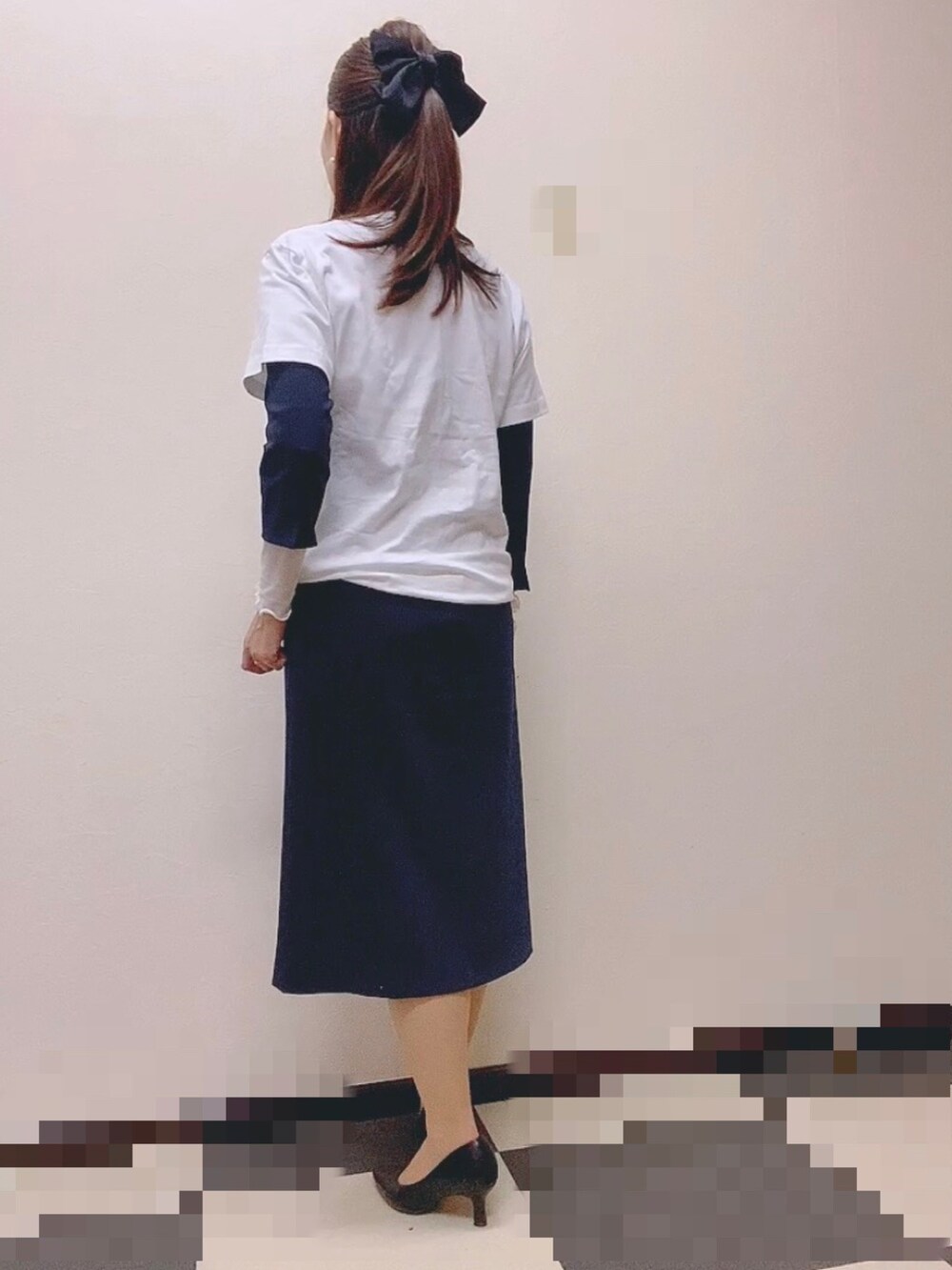 ホワイト系のTシャツ/カットソー、ブルー系のスーツセット、ホワイト系のTシャツ/カットソーを着用したレディースの春コーディネートの3枚目の写真