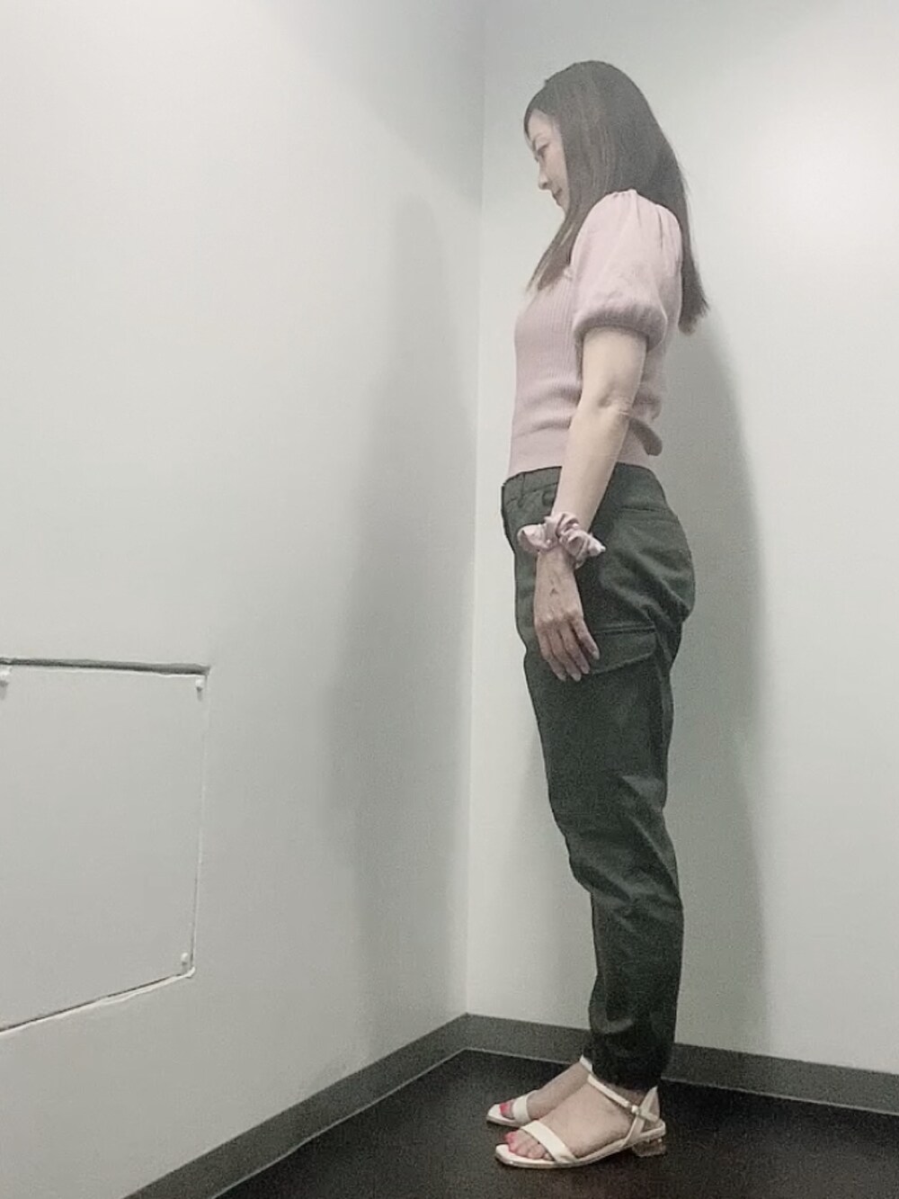 ピンク系のニット/セーター、グリーン系のカーゴパンツ、ホワイト系のサンダルを着用したレディースの夏コーディネートの4枚目の写真