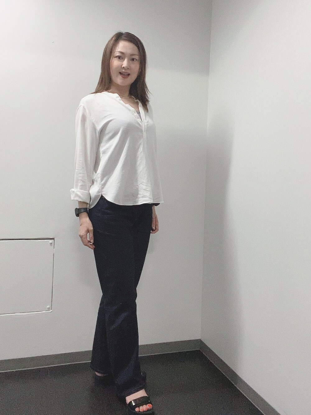 ホワイト系のシャツ/ブラウス、ブルー系のデニムパンツ、ブラック系のサンダルを着用したレディースの夏コーディネートの2枚目の写真