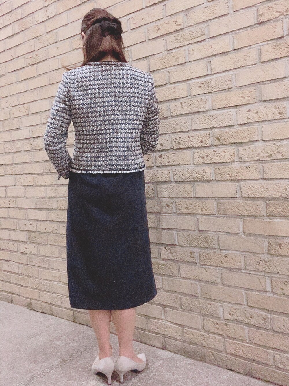 ブルー系のスーツセット、グレー系のパンプス、ブラック系のデジタル腕時計を着用したレディースの夏コーディネートの2枚目の写真