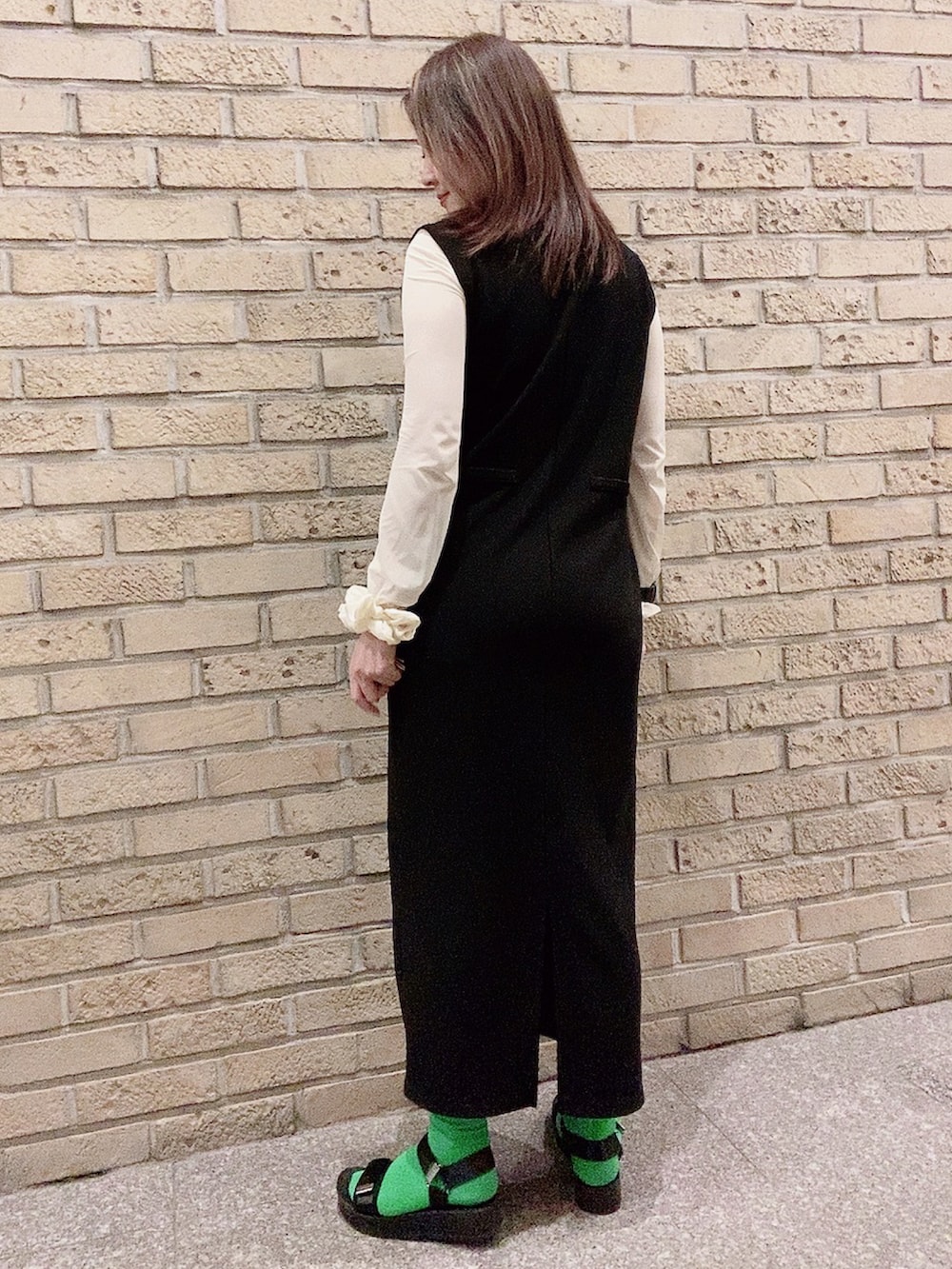 「カラーコーデ、FamilyMart、ファミマ靴下、シアーTシャツ、シアートップス、ジャンパースカート、グリーンコーデ、UNIQLO、GU」|「GUのアイテム(ショルダーバッグ、グリーン系)」を使った、玲央さん(レディース・160cm)の秋コーディネートの4枚目の写真