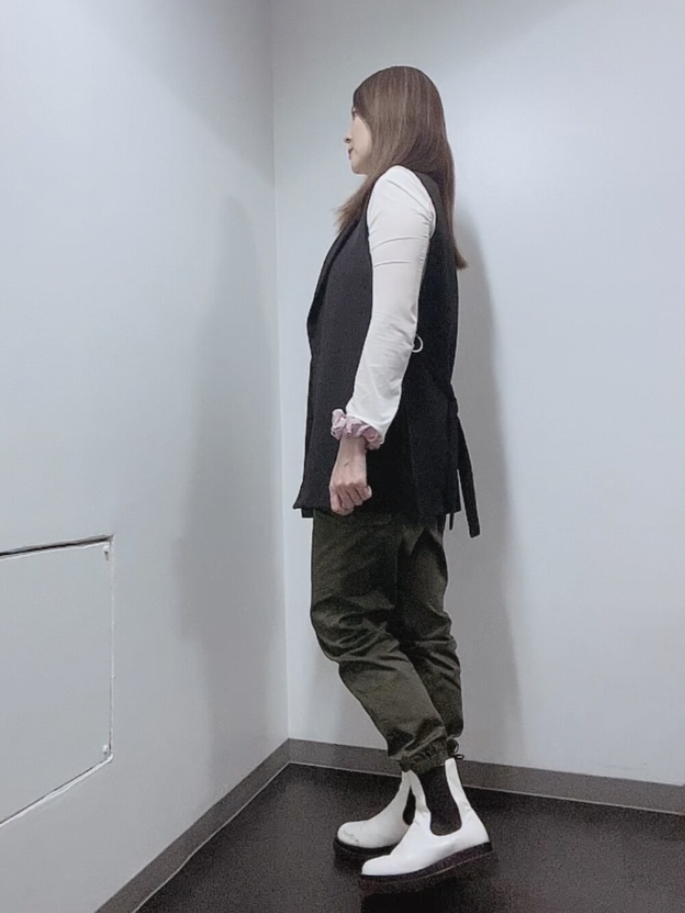 グリーン系のカーゴパンツ、ホワイト系のTシャツ/カットソー、ホワイト系のタンクトップを着用したレディースの夏コーディネートの4枚目の写真