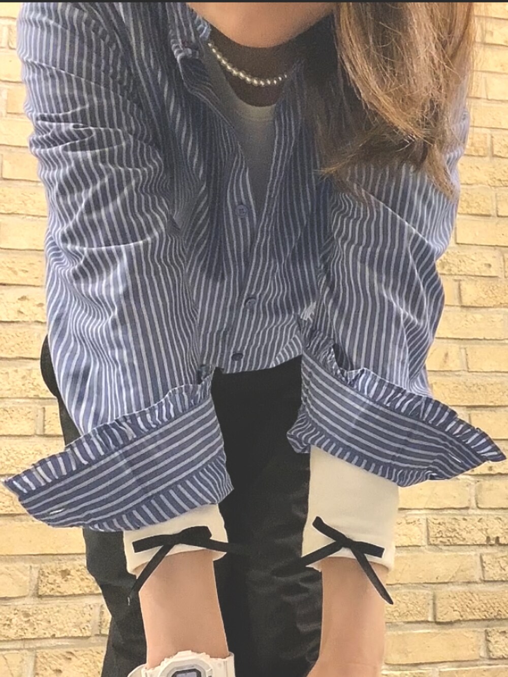 ブルー系のシャツ/ブラウス、ブラック系のカーゴパンツ、ホワイト系のレインシューズを着用したレディースの春コーディネートの4枚目の写真