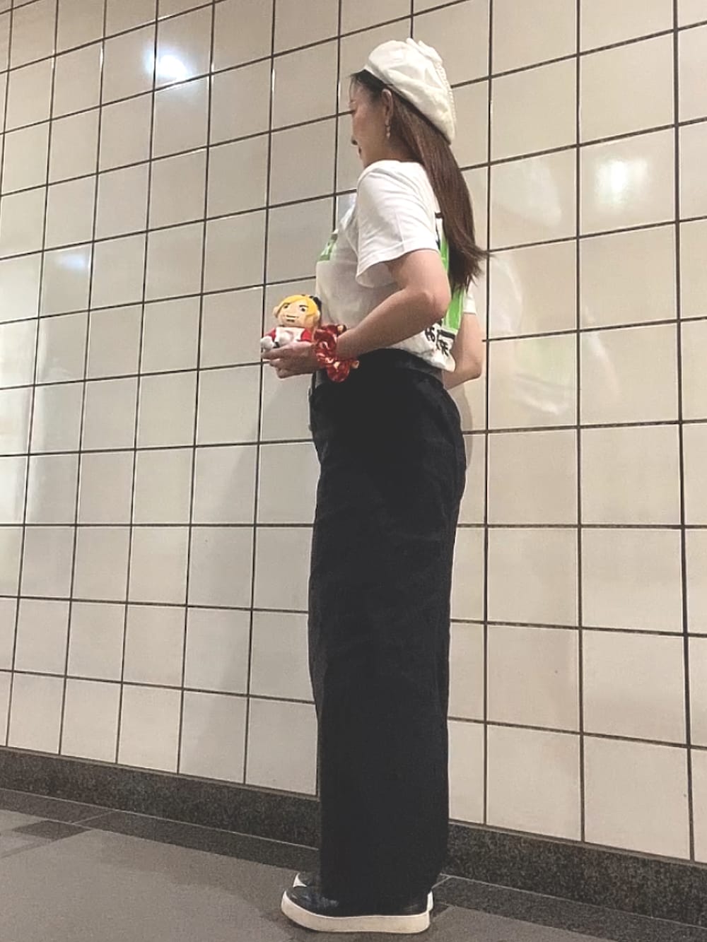 ホワイト系のTシャツ/カットソー、その他のスポーツグッズ、その他のアウトドア/スポーツを着用したレディースの秋コーディネートの4枚目の写真