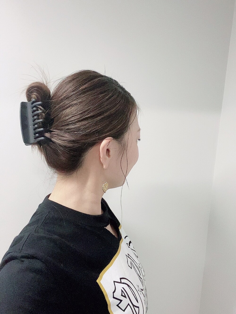 ブラック系のTシャツ/カットソー、ホワイト系のスカート、ホワイト系のサンダルを着用したレディースの夏コーディネートの5枚目の写真