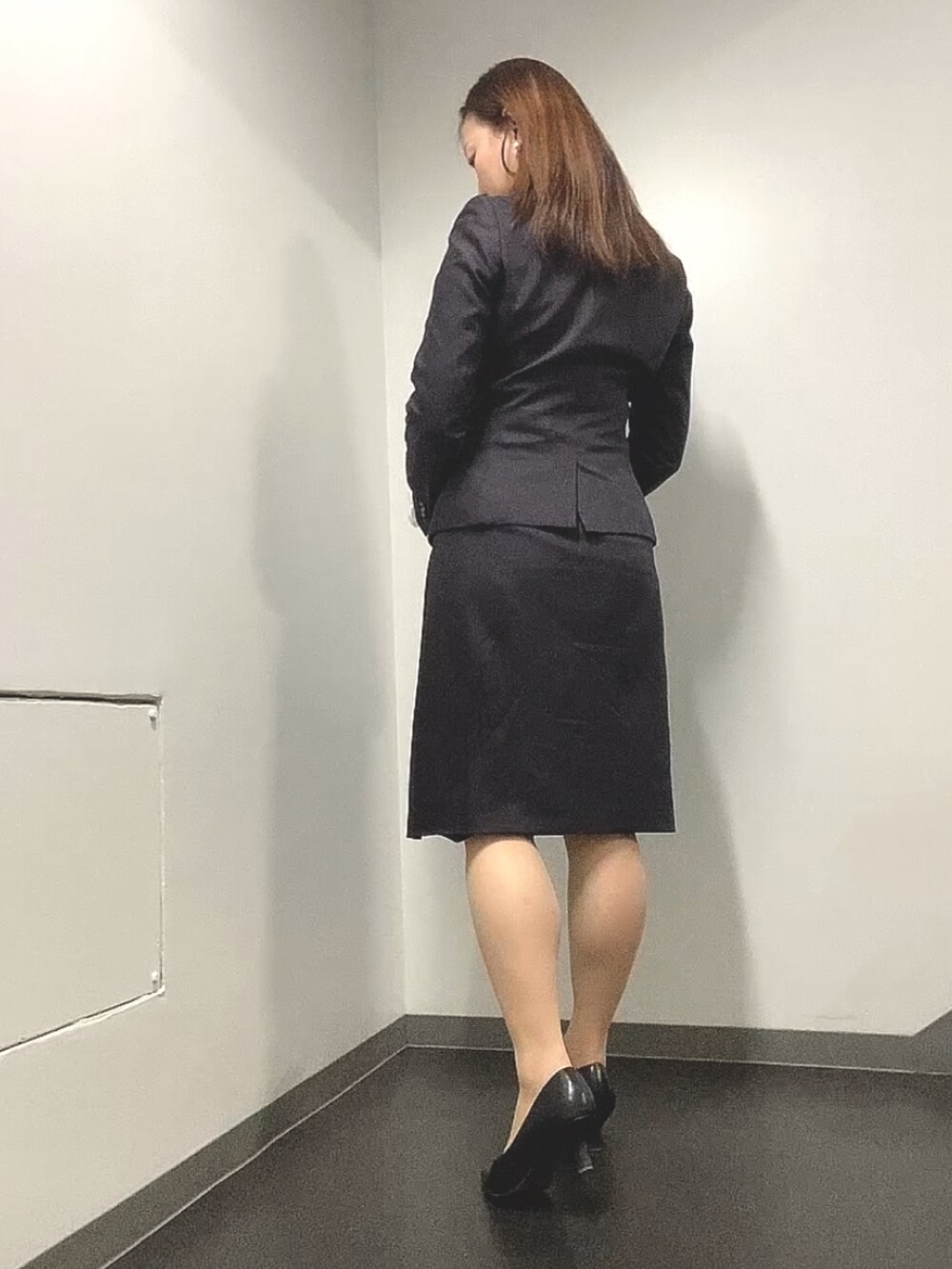 ブルー系のシャツ/ブラウス、ブラウン系のスーツセット、ブラック系のパンプスを着用したレディースの春コーディネートの3枚目の写真