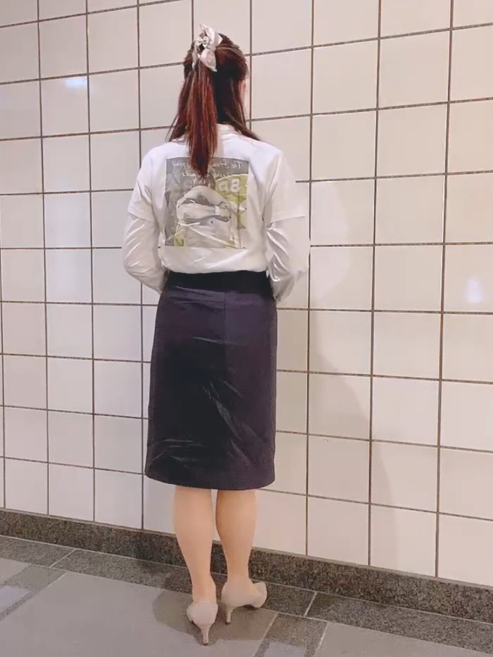 ホワイト系のTシャツ/カットソー、ブラウン系のスーツセット、ベージュ系のパンプスを着用したレディースの春コーディネートの2枚目の写真