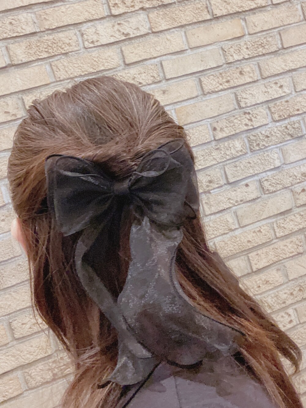 ブラウン系のスーツセット、グレー系のパンプス、ブルー系のシャツ/ブラウスを着用したレディースの秋コーディネートの5枚目の写真