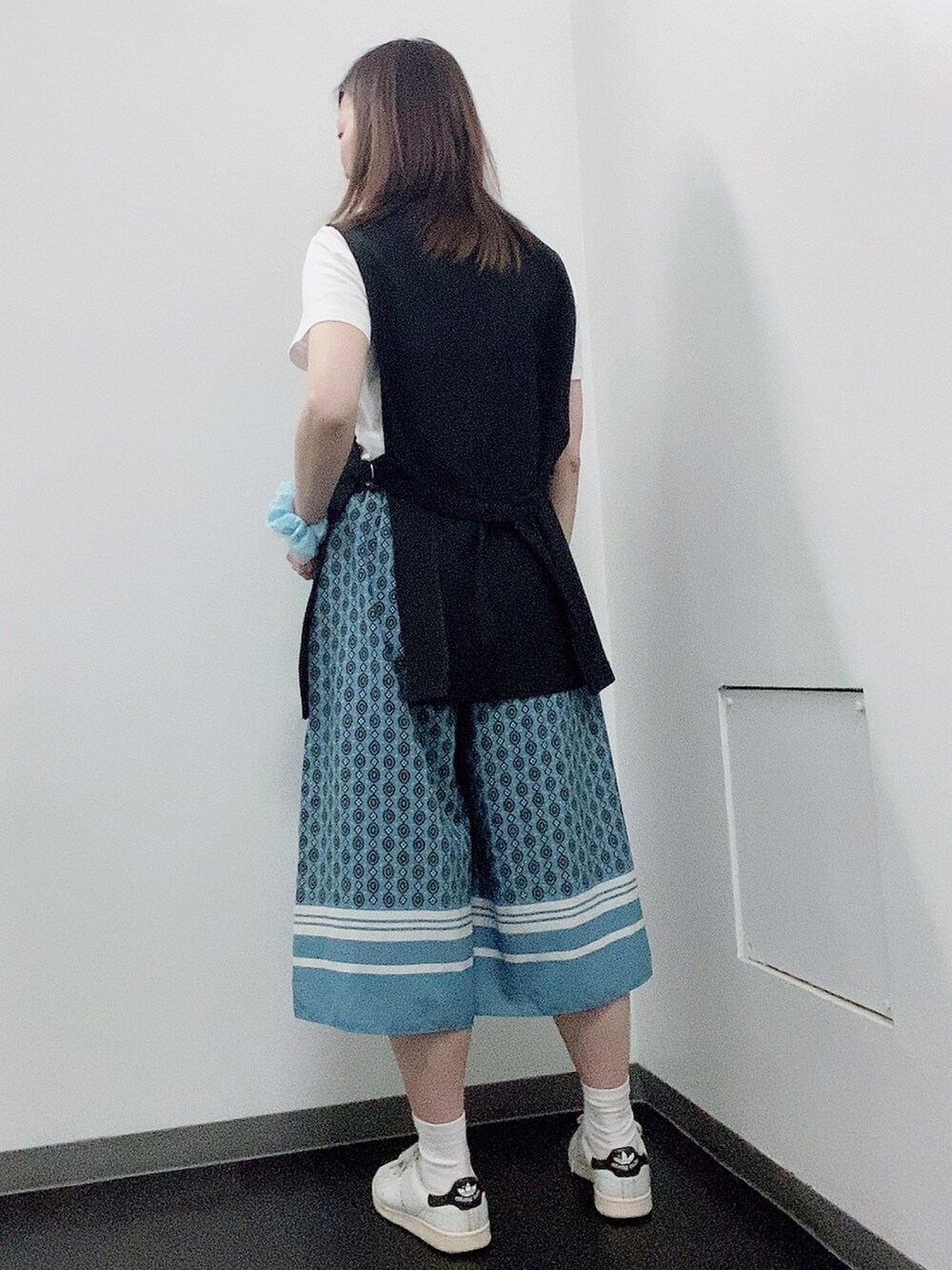 ブルー系のその他パンツ、ホワイト系のスニーカー、ホワイト系のTシャツ/カットソーを着用したレディースの夏コーディネートの2枚目の写真