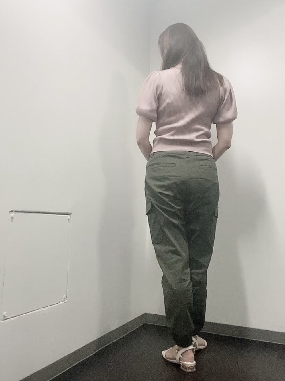 ピンク系のニット/セーター、グリーン系のカーゴパンツ、ホワイト系のサンダルを着用したレディースの夏コーディネートの3枚目の写真