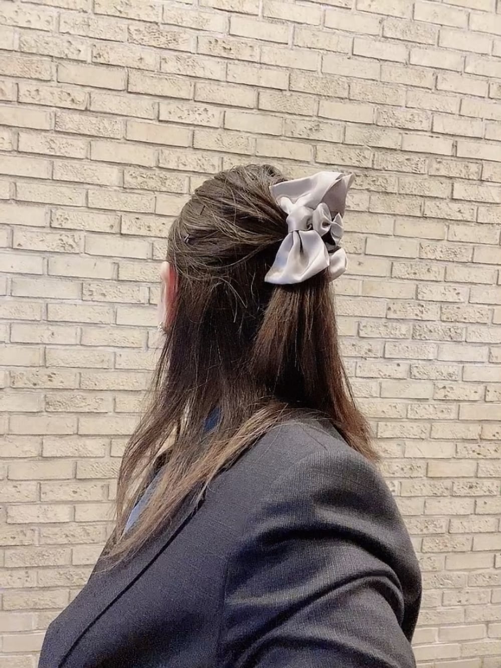 ブラウン系のスーツセット、ブルー系のシャツ/ブラウス、ベージュ系のパンプスを着用したレディースの秋コーディネートの4枚目の写真
