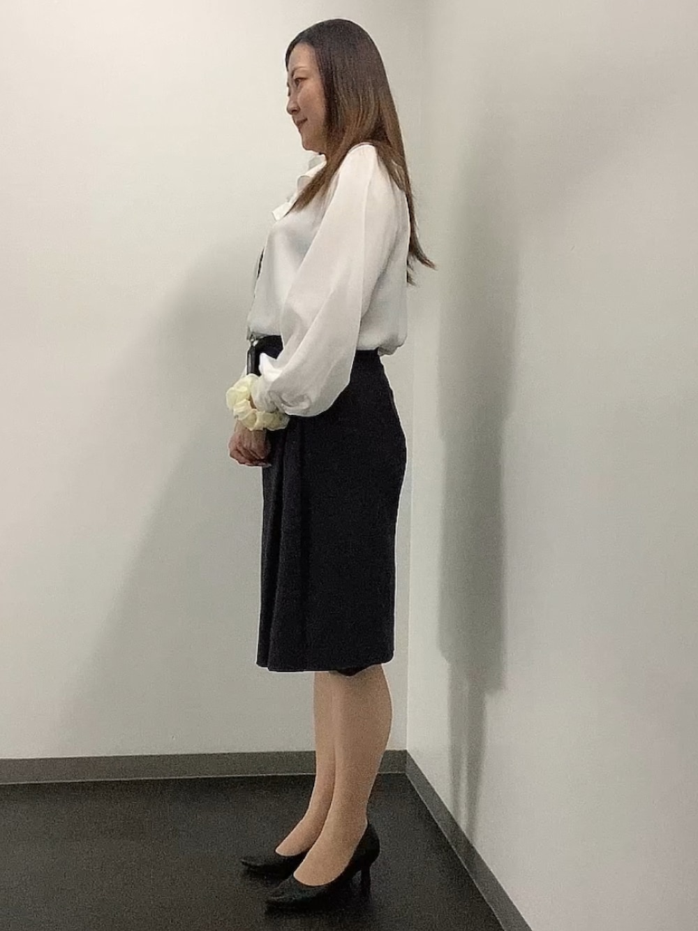 ブラック系のパスケースを着用したレディースの秋コーディネートの3枚目の写真