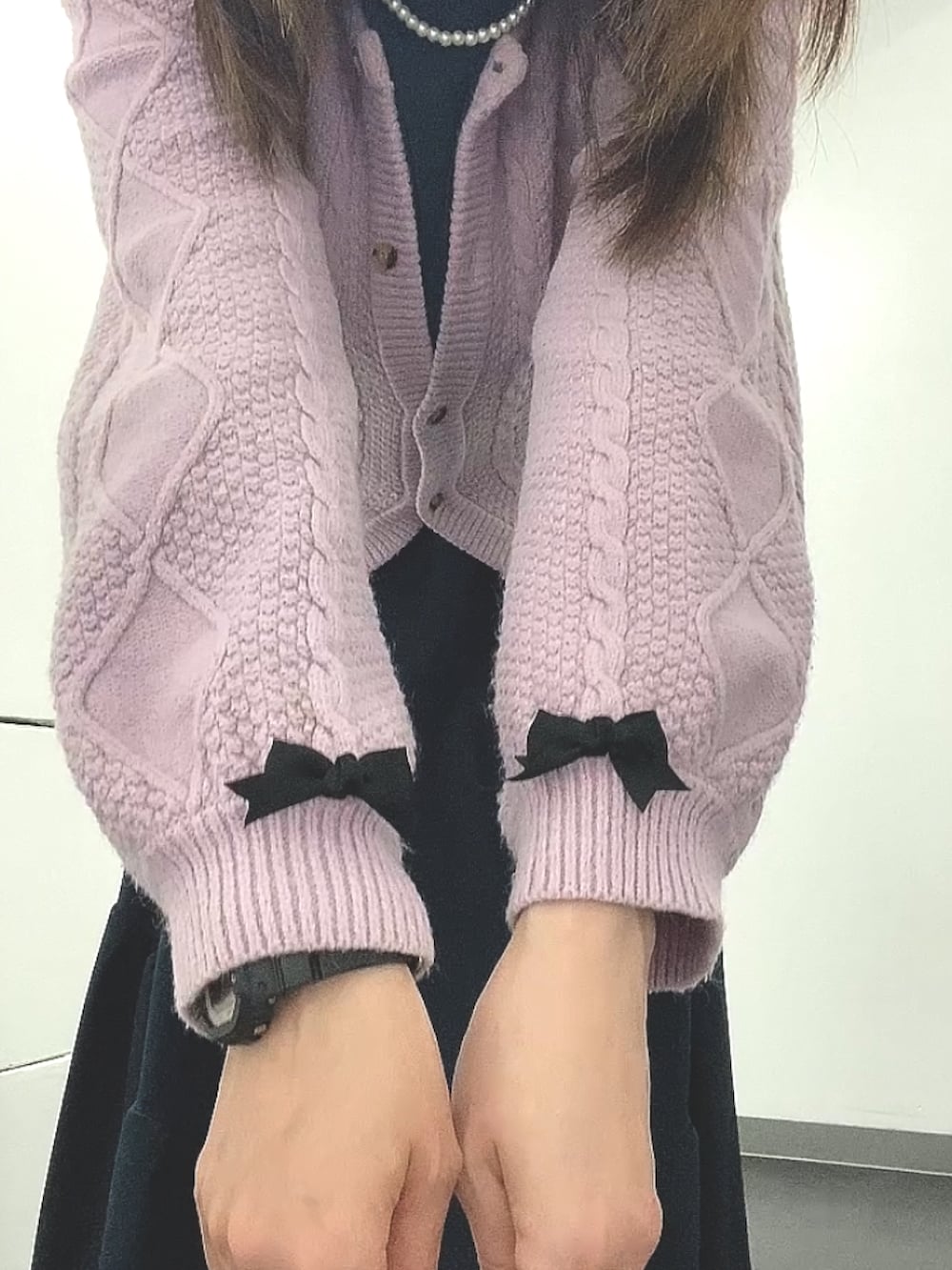 ピンク系のカーディガン/ボレロ、ブルー系のワンピース、ブラック系のローファーを着用したレディースの春コーディネートの4枚目の写真