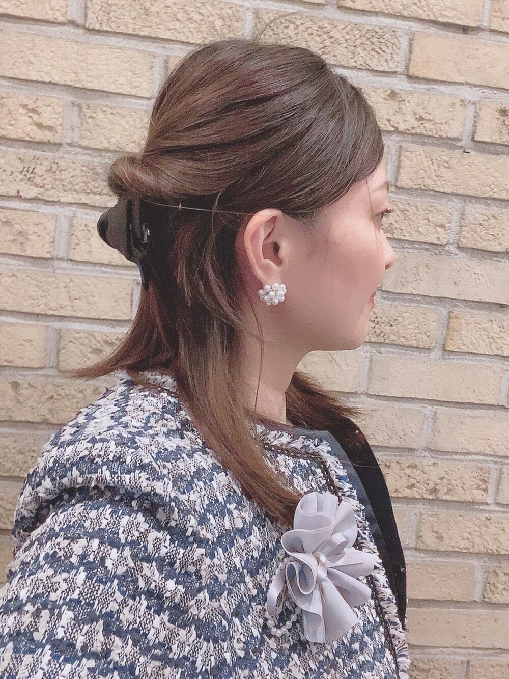 ブルー系のスーツセット、グレー系のパンプス、ブラック系のデジタル腕時計を着用したレディースの夏コーディネートの3枚目の写真