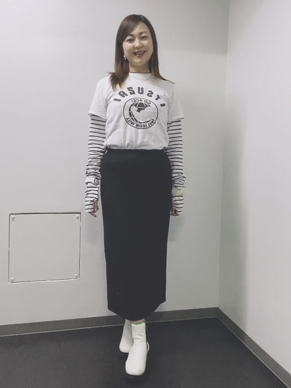 「逸材Tシャツ、棚橋Tシャツ、棚橋弘至、新日本プロレス、新日コーデ、棚橋コーデ、プロレスコーデ、プロレスTシャツ、アームウォーマー、テーラードベスト、カラーソックス、ファミマ靴下、柳橋唯、推しグッズ、推し活」|「闘魂SHOP+のサイズ160cm 3200円 2022年9月発売(Tシャツ/カットソー、ホワイト系)」を使った、玲央さん(レディース・160cm)の秋コーディネートの2枚目の写真