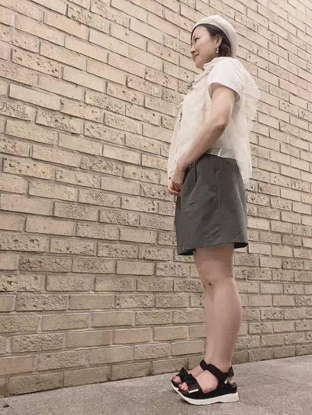 ホワイト系のTシャツ/カットソー、ホワイト系のシャツ/ブラウス、グレー系のその他パンツを着用したレディースの夏コーディネートの4枚目の写真