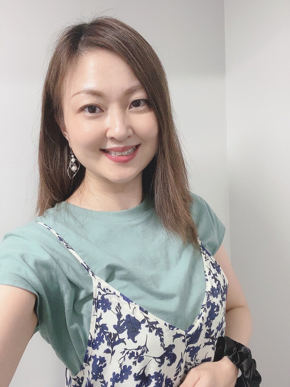 ブルー系のワンピース、ブラック系のレインシューズ、グリーン系のTシャツ/カットソーを着用したレディースの秋コーディネートの4枚目の写真